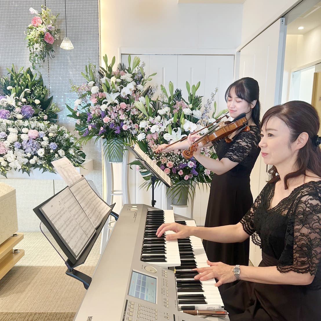 メモリアルサウンドの葬儀での生演奏サービス・シンセサイザーとバイオリンで想い出の曲を奏でます
